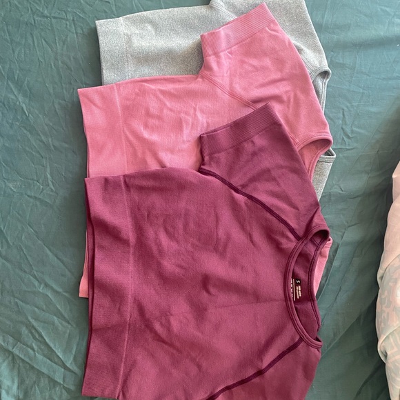 Bundle of 3 workout tops (size small) - Picture 2 of 4
